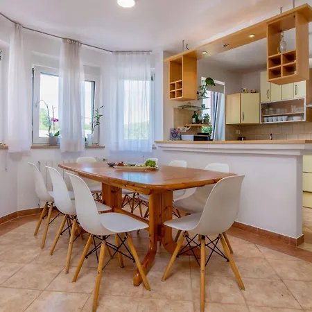 Family Nicole By Interhome Pola